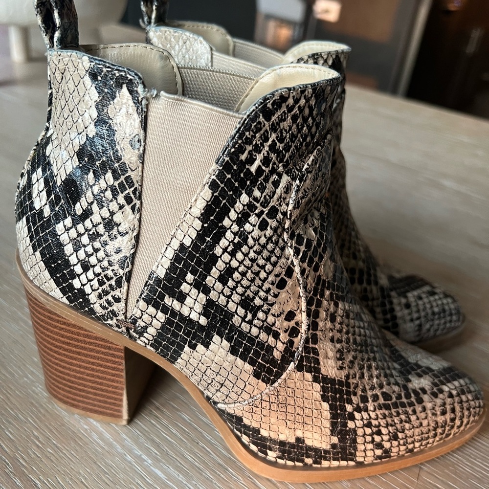 Women’s snakeskin booties. Size 6